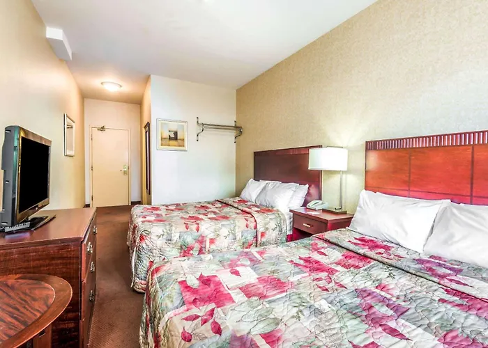 Howard Johnson By Wyndham Toronto Downtown West